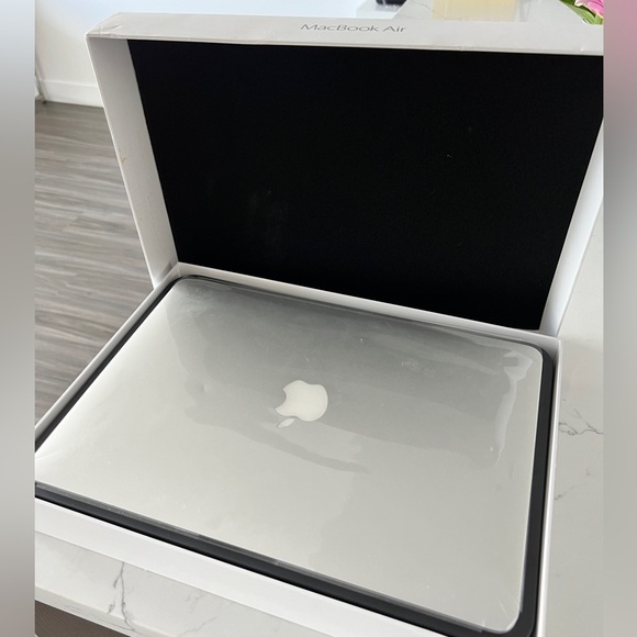 MacBook Air 13-inch Early 2015 - 1.6 GHz Dual Core Intel Core i5-8GB 1600MHz DDR - Picture 9 of 9